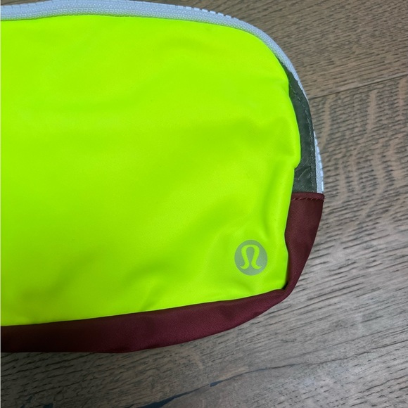 Lululemon Everywhere Belt Bag *1L, Highlight Yellow/Savannah/Army Green - NWT - Picture 3 of 11